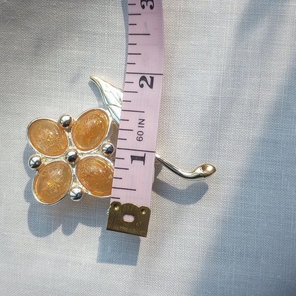 SFJ Floral Brooch With faux Amber cabs And Silver Color 1970 - Picture 7 of 9